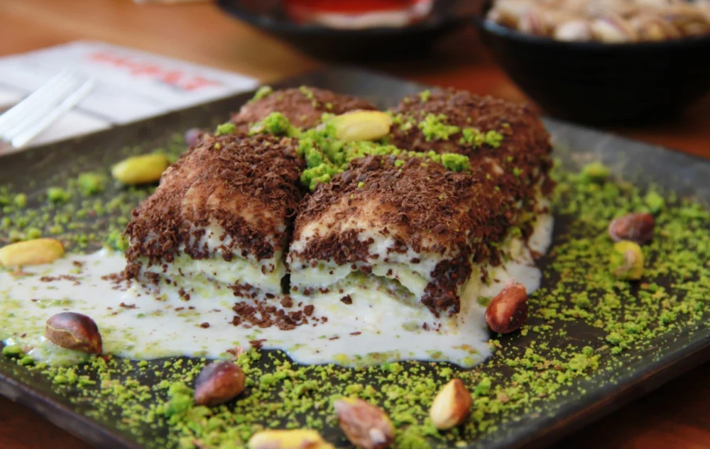 Çikolata ve Antep fıstığıyla servis edilen soğuk baklava