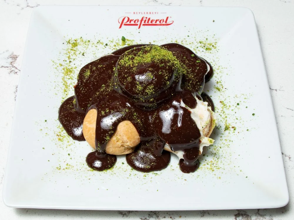 Çikolata soslu profiterol